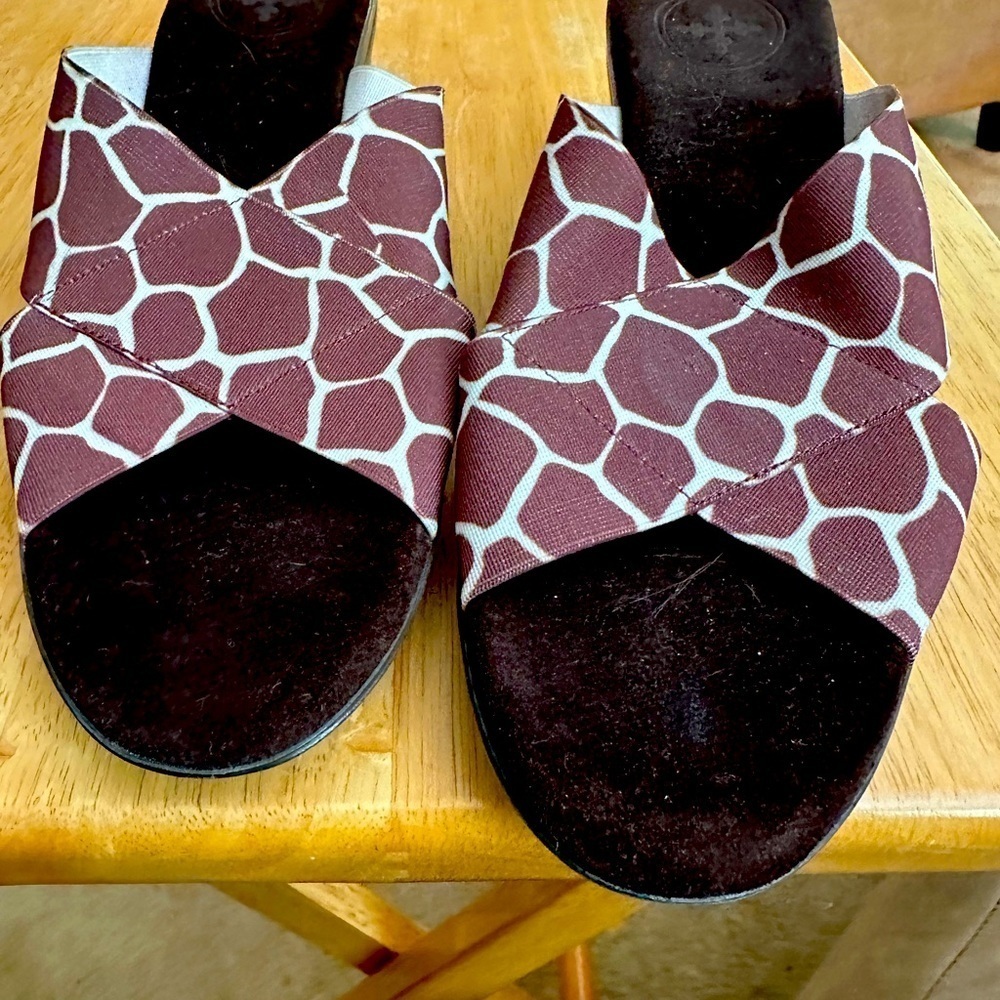 Bernie Mev stretch slide. Giraffe print size 8